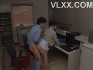 Cậu học trò thi có kết quả tốt được cô gia sư thưởng nóng