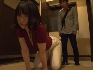 Một gã béo có "của quý" lớn đã quan hệ tình dục tay ba với hai em gái hư hỏng. Họ nhấc mông lên và dang rộng âm hộ. Họ mặc tất lưới và cùng nhau liếm dương vật. Họ chạy ngang qua và la hét.