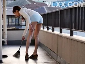 Lợi dụng nện chị kế khó tính đang kẹt dưới gầm giường