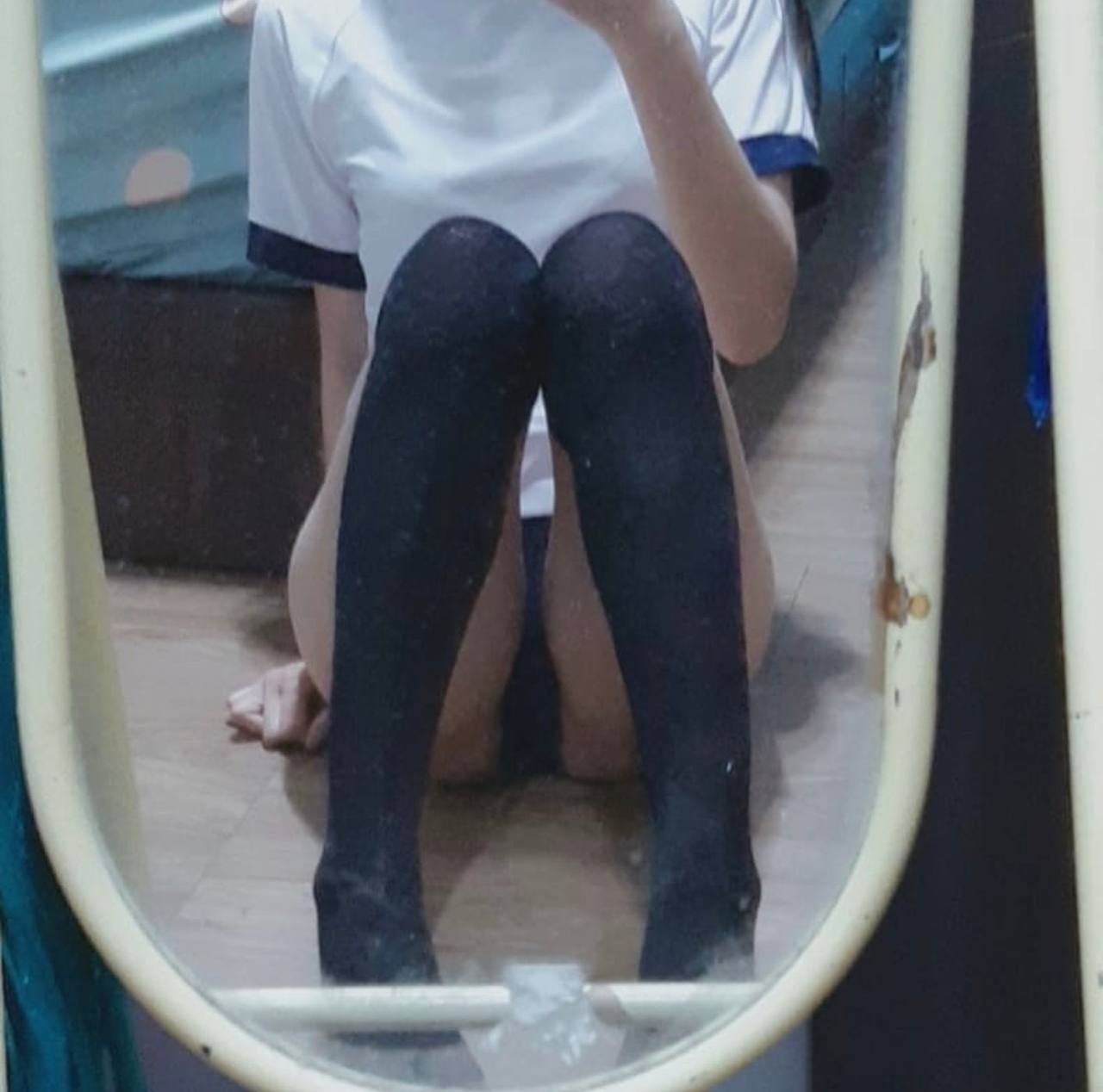 Cho người vợ đi làm thư ký để trả nợ