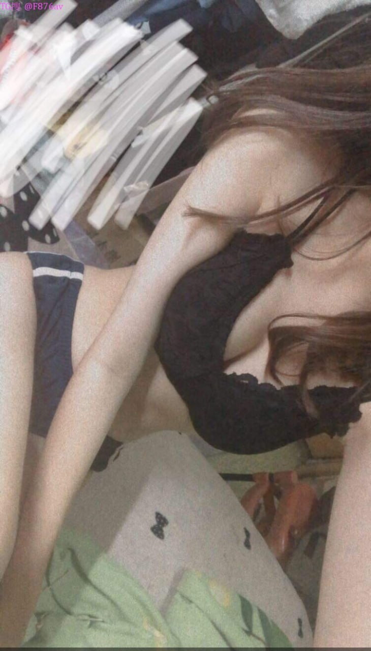 Gã chồng lo làm việc, bà xã ở nhà vụng trộm với cậu thanh niên phòng bên