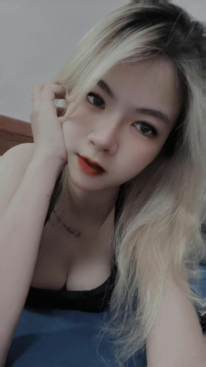 Cô sếp xinh đẹp gạ tình anh nhân viên trong công ty